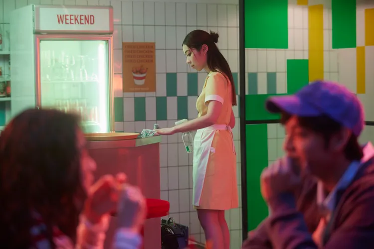 犬青在MV中飾演人類服務員。圖／相信音樂提供