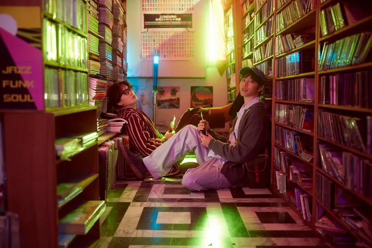 曹佑寧（右）散發香味讓雲安好著迷。圖／相信音樂提供