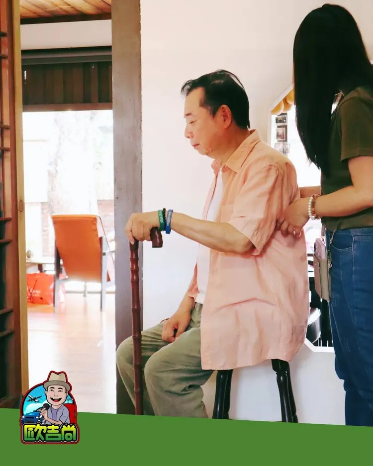 廖峻中風後出席公開場合都是拄枴杖。翻攝歐吉尚臉書