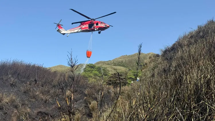 空勤總隊直升機前往灑水灌救。民眾提供