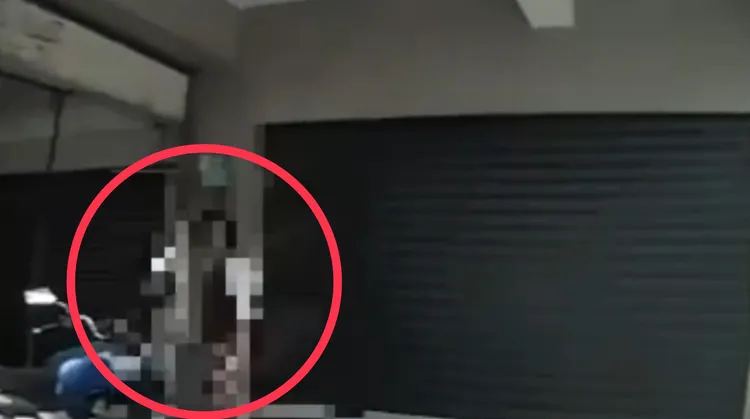 警方尋通報特徵，在附近商家騎樓找到吳男，他還「裝傻」不認。翻攝照片