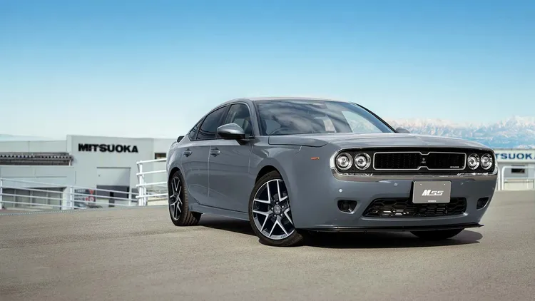 Mitsuoka M55的造型主要是向第四代Nissan Skyline（C110）致敬。原廠照片