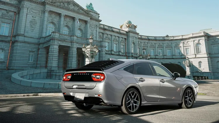 車尾加入了經典百葉窗飾板，完全復刻70年代的日系改裝風格。原廠照片