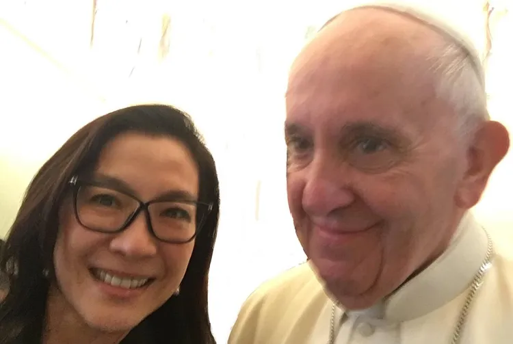 楊紫瓊（左）貼近教宗方濟各拍照。翻攝楊紫瓊IG
