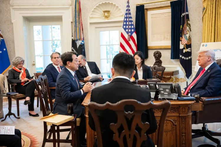 川普親自出馬談判，在場人士包括財政部長貝森特（左二）、商務部長盧特尼克與白宮幕僚長蘇西威爾斯（左一）。