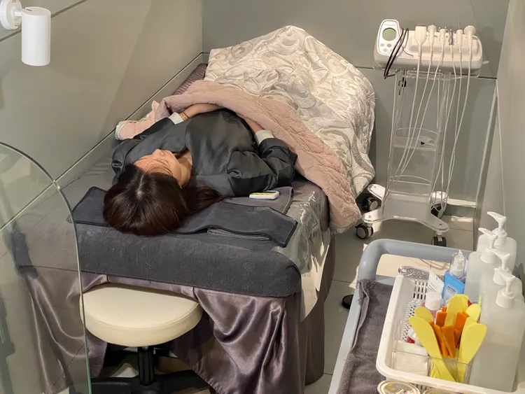 Abijou雅秘珠明洞店可使用床位高達80床，簡單護理約1小時就可完成。莊偉祺攝
