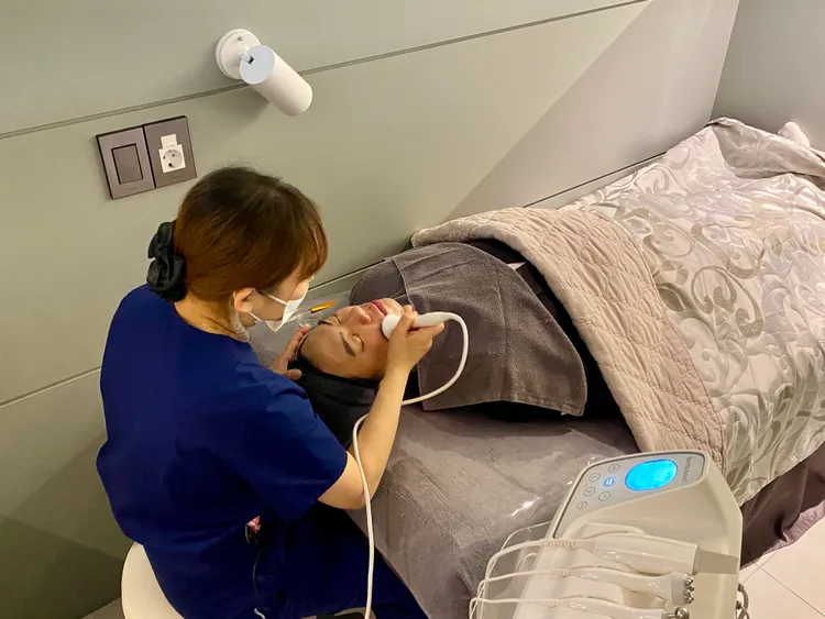 欲前往韓國做醫美，則須注意旅遊保險保單並不理賠因整形、醫美等目的診療引起的傷害或副作用。莊偉祺攝