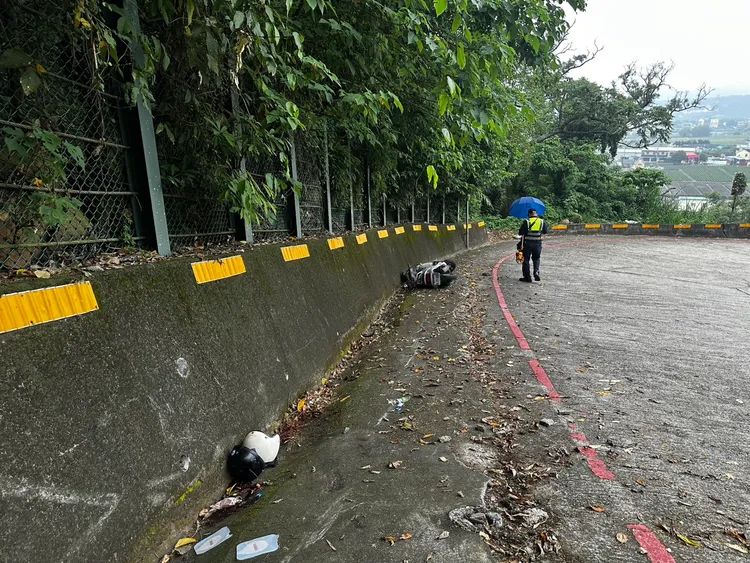 事故地點為一處下坡路段。民眾提供