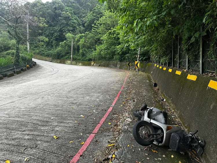 這起自撞護欄的事故造成1死1傷。民眾提供