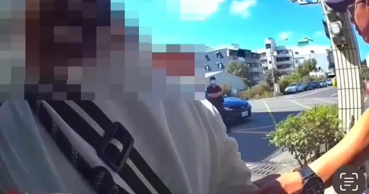 女車手帶愛犬收款，一起被帶回警局。翻攝畫面