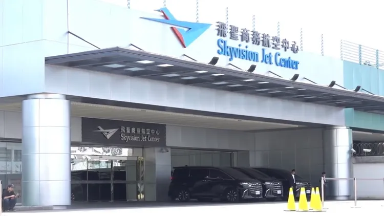 日本天王木村拓哉今（4日）從松山機場飛聖商務航空中心搭機離台。讀者提供