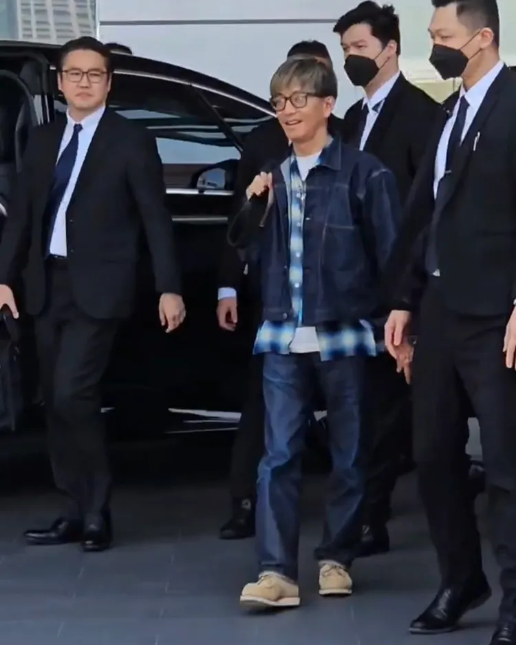 木村拓哉一身招牌Levi's牛仔套裝、肩背Goro's包，眼神先是向右掃射粉絲放電。讀者提供