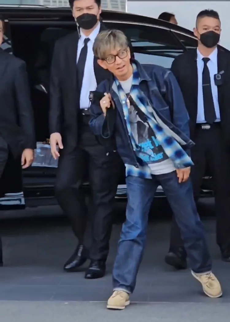 木村拓哉持續確認左外野方向粉絲，似乎想看清楚每一個人。讀者提供