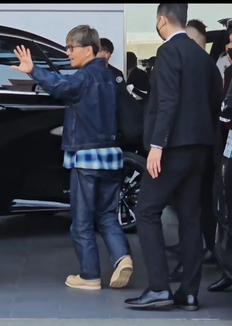 木村拓哉（左）眼神從右到左來回掃射寵粉，最後不忘再回頭揮手說再見。讀者提供