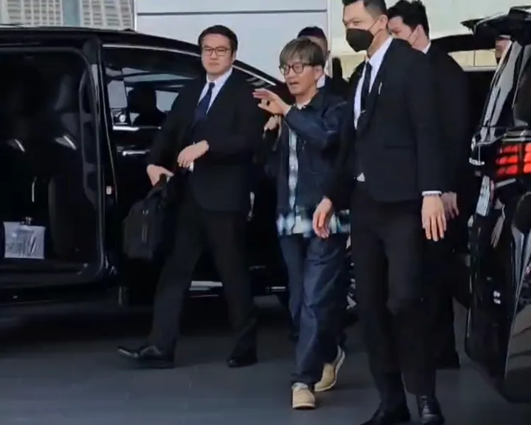 木村拓哉（中）抵達松山機場飛聖商務航空中心，不忘走出來跟百位粉絲揮手道別。讀者提供