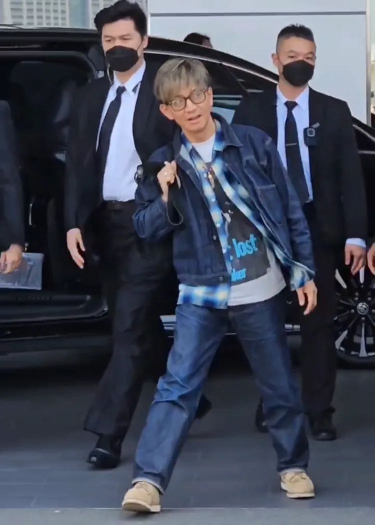 木村拓哉一個箭步，往左方粉絲群望去。讀者提供