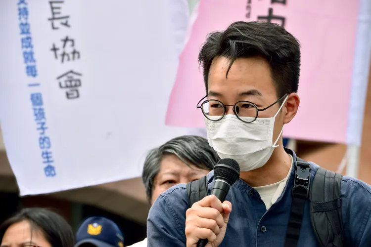 台灣城鄉公民培力協會代表、義消陳蔚表示，消防基層人力緊繃、制度不夠完備，台灣社會真的準備好應變核災了嗎？翻攝畫面