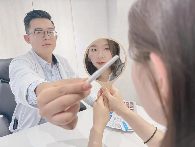 愛爾麗醫美診所魏炯林醫師表示，「Alpha星耀光」十分溫和，是現在非常夯的醫美選擇。