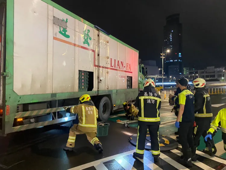 消防局獲報後立刻派員前往救援，最終出動大型吊車才順利將陳女救出。翻攝照片