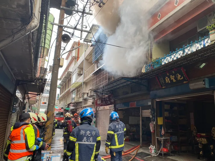 現場濃煙竄天，警消滅火後在2樓發現一對母女已命喪火窟。消防局提供