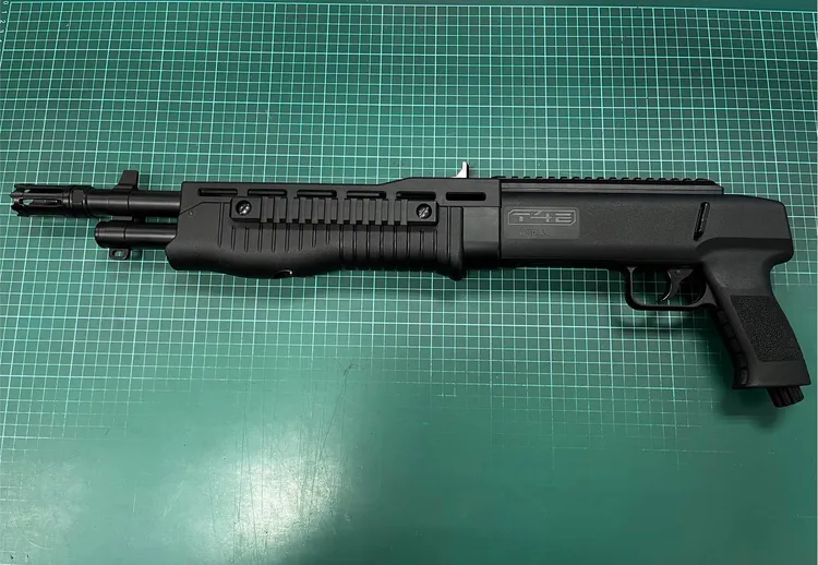 警方勘驗後確認鎮暴槍枝無殺傷力，依恐嚇罪嫌將黃男移送法辦。翻攝畫面