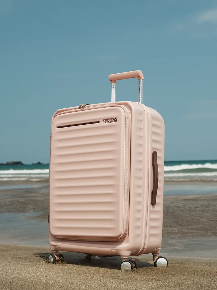 外觀延續FRONTEC系列的設計感箱體輪廓，並注入輕盈柔和的粉色調。品牌提供