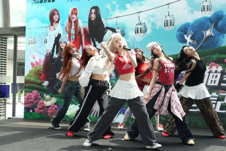 出道代言滿檔的幻藍小熊繼飲料、服飾、保養品及香水代言後又接下貓纜新代言。娛樂中心攝