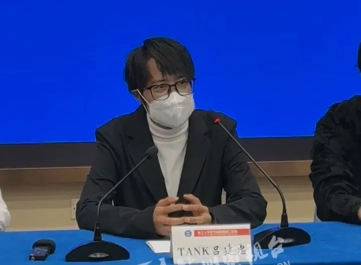TANK出院現身記者會說明。翻攝杭州電視台綜合頻道微博