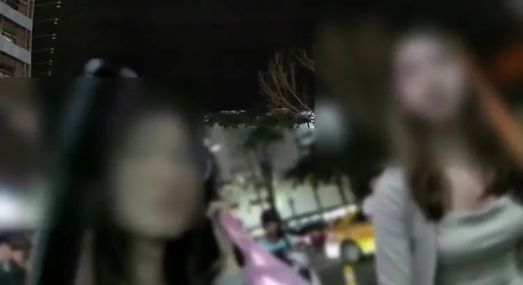 2名被偷拍的年輕女性，向警方說明過程。民眾提供