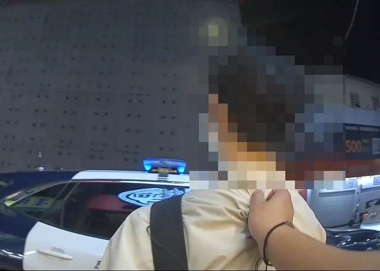 警方將涉嫌偷拍女性裙底的陳姓男子帶回派出所。民眾提供