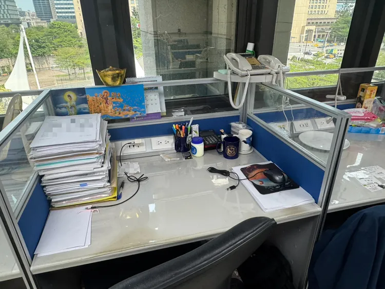 陳男慣用的記者室座位。攝影中心