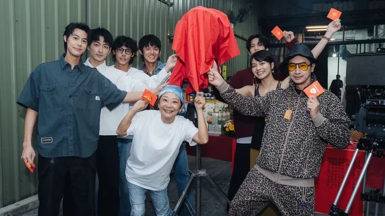 演員Teddy (左起)、鍾岳軒、余杰恩、各務孝太、曹蘭、邱凱偉、柏妍樺、陳彥旭到場參加《向流星許願的我們》開鏡。有意思國際傳媒有限公司提供