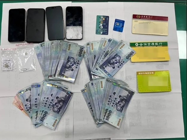 警方在鍾姓堂兄弟身上起獲13.5萬元贓款及證物。民眾提供