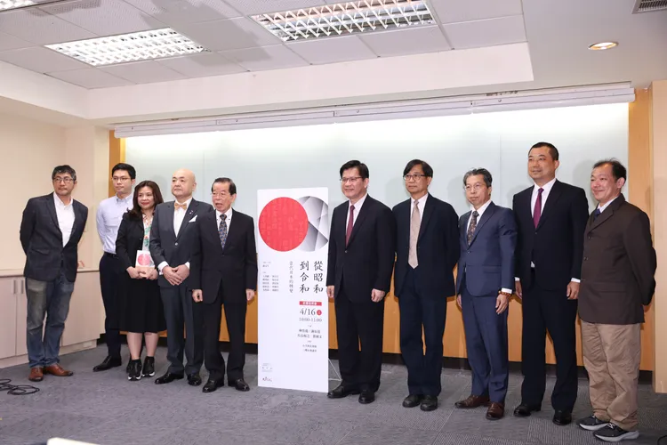 《從昭和到令和：當代日本的轉變》新書發表會，主編謝文生(右3)、青平台基金會董事長陳俊宏(右4)、外交部長林佳龍(右5)、總統府資政謝長廷(左5)、日本台灣交流協會代表片山和之(左4)與作者群出席活動。彭欣偉攝