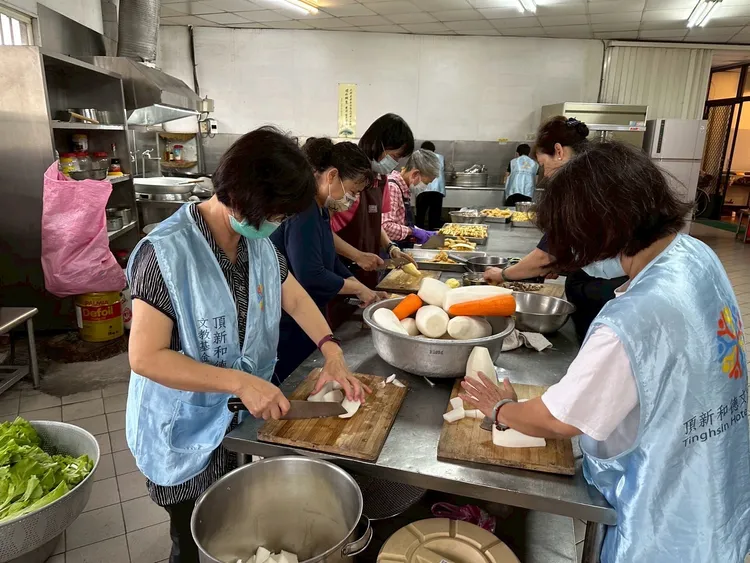 頂新和德文教基金會與地方志工為大甲媽信眾準備點心。民眾提供