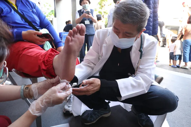 大甲鎮瀾宮醫療團與宏仁醫院醫護人員合作設置醫療站，為信徒處理腳傷。民眾提供