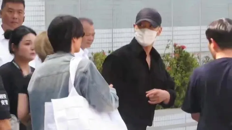 始源戴著黑色帽子，隱約可看到新染的金髮。讀者提供