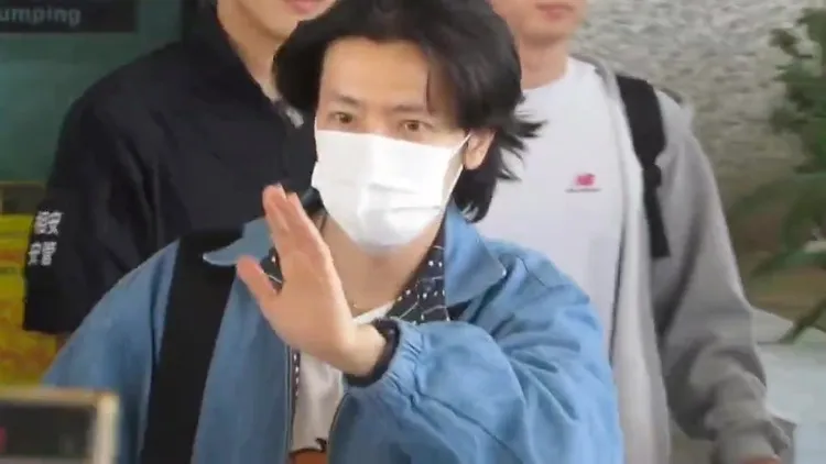 東海向接機粉絲打招呼。讀者提供