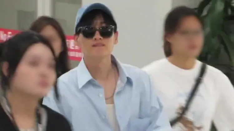 銀赫昨天深夜抵達小港機場，看到5歲小妹妹露出慈父笑容。讀者提供