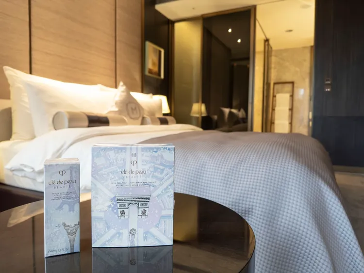 入住慕軒飯店專案可把近萬元幻遊巴黎系列保養品免費帶回家。國泰飯店觀光事業提供
