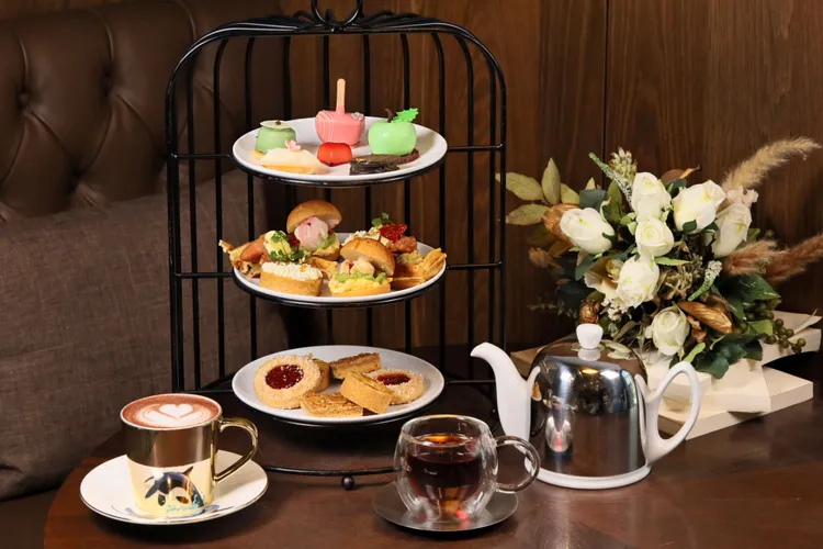 京心咖啡廳將於母親節前夕推出「花藝下午茶」。高雄萬豪提供