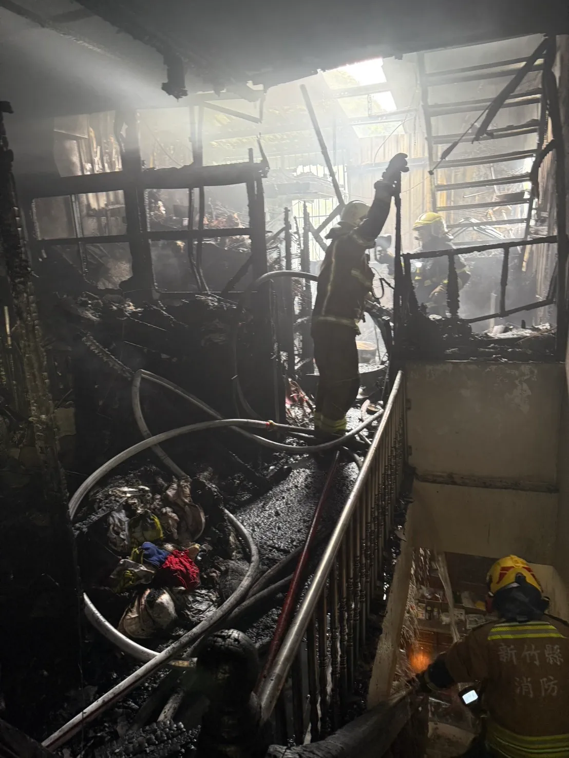 火勢雖迅速撲滅,但屋內早已付之一炬。翻攝畫面