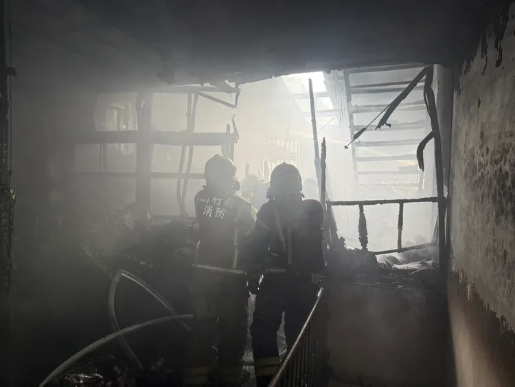 屋內燒得焦黑。翻攝畫面