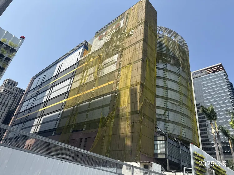 新光三越已進入實質修復階段。市府提供