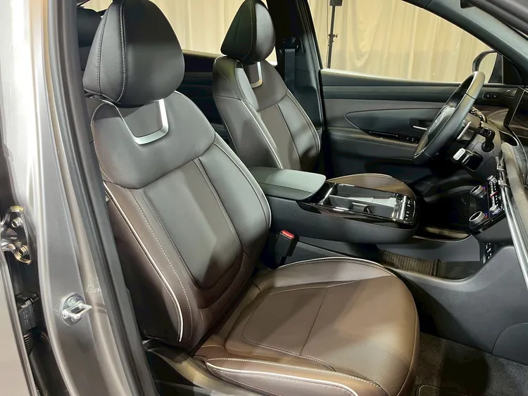 高階GLTH-C車型標配雙前座通風與加熱座椅，讓駕駛與乘客能夠根據不同氣候條件自由調整座椅溫度。周奕豪攝