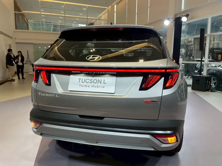 小改款TUCSON L還導入全新車色 「隕石灰」，以深邃的金屬質感帶出科技與未來感。周奕豪攝