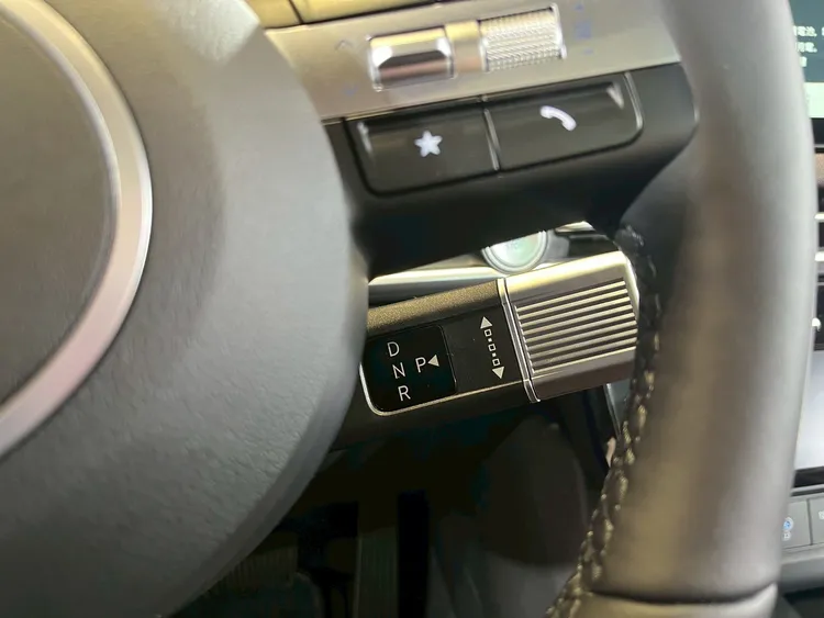 旋鈕式 SBW 線傳排檔除了讓換檔過程更順暢外，也進一步提升座艙的科技感與便利性。周奕豪攝