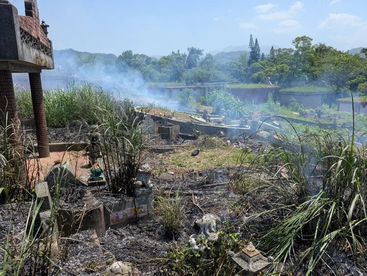 公墓火警。桃園市消防局提供