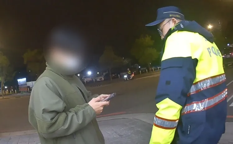 警方跟黃男解釋詐騙手法，他瞬間打消念頭，並刪除對方IG。翻攝畫面