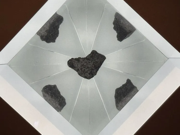 2025年世界博覽會（大阪世博）美國館為了展現美日情誼，應日方邀請展出阿波羅號帶回的「月球石」，呼應1970年大阪世博美國館展出的月球岩石標本。館方人員表示，「這塊月球標本非常具有象徵意義，擺在展覽的結尾，成為一個充滿情感的終結與感謝」。 中央社